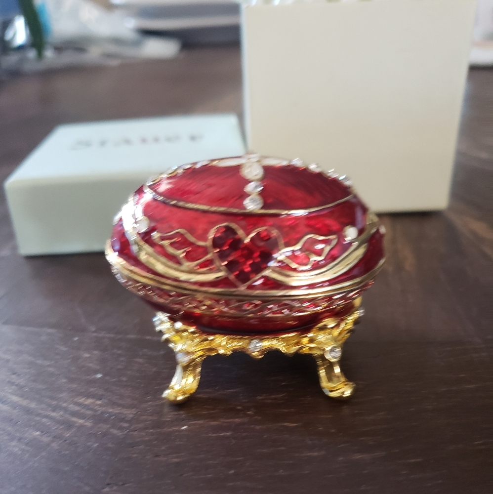 Stauer Rosebud Collectable Egg with matching pendant. Never worn.